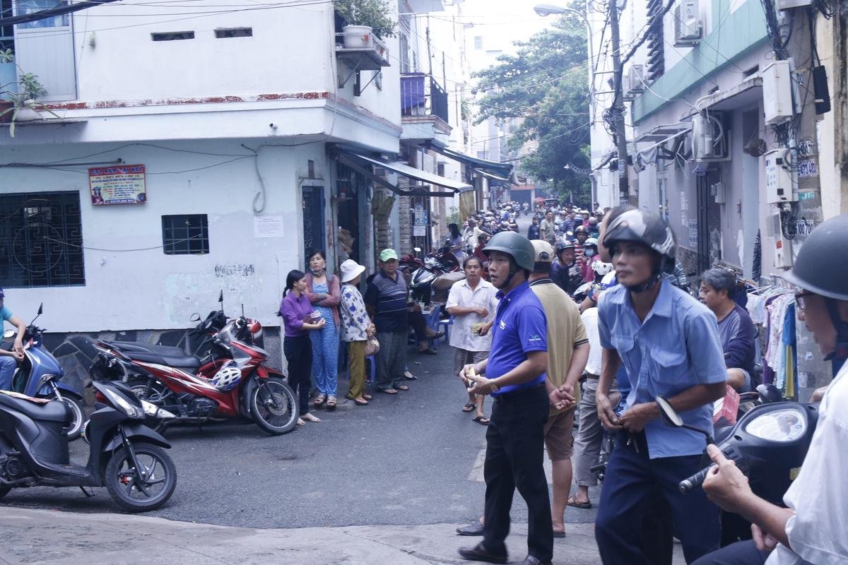 Kết thúc ngày đầu tiên kì thi tuyển sinh vào lớp 10, thí sinh hài lòng vì đề thi mới lạ nhưng vừa sức Ảnh 1