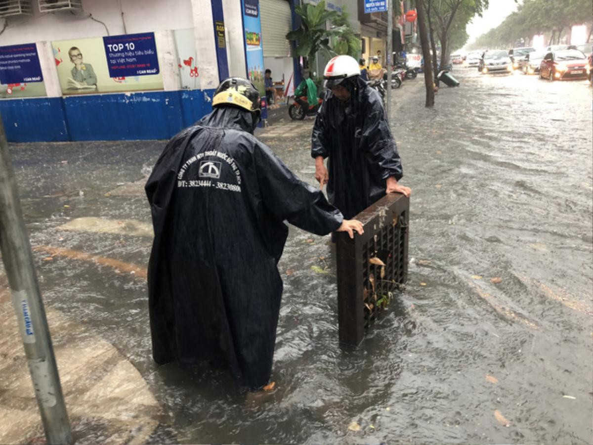 Đường biến thành sông sau mưa lớn, cửa ngõ sân bay Tân Sơn Nhất tê liệt Ảnh 8