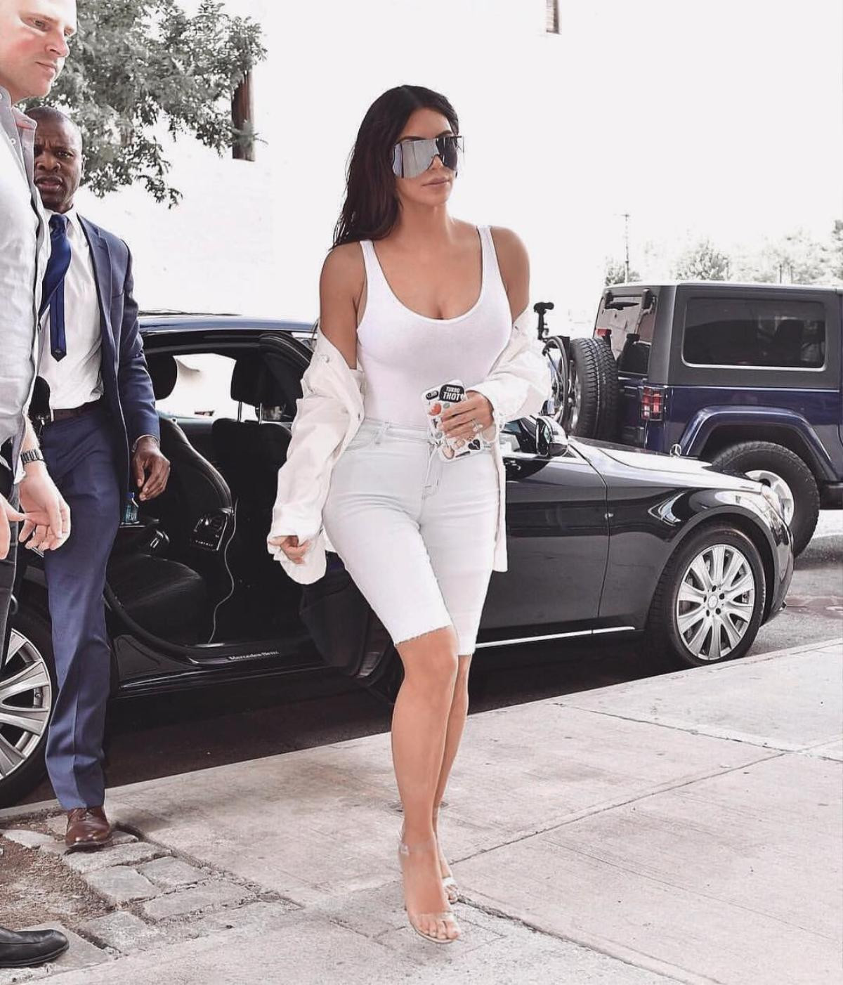 Vừa mới diện suit sang trọng gặp tổng thống Donald Trump xong, Kim Kardashian lại diện đầm ni-lông trong suốt lộ hết cả nội y ra đường! Ảnh 4