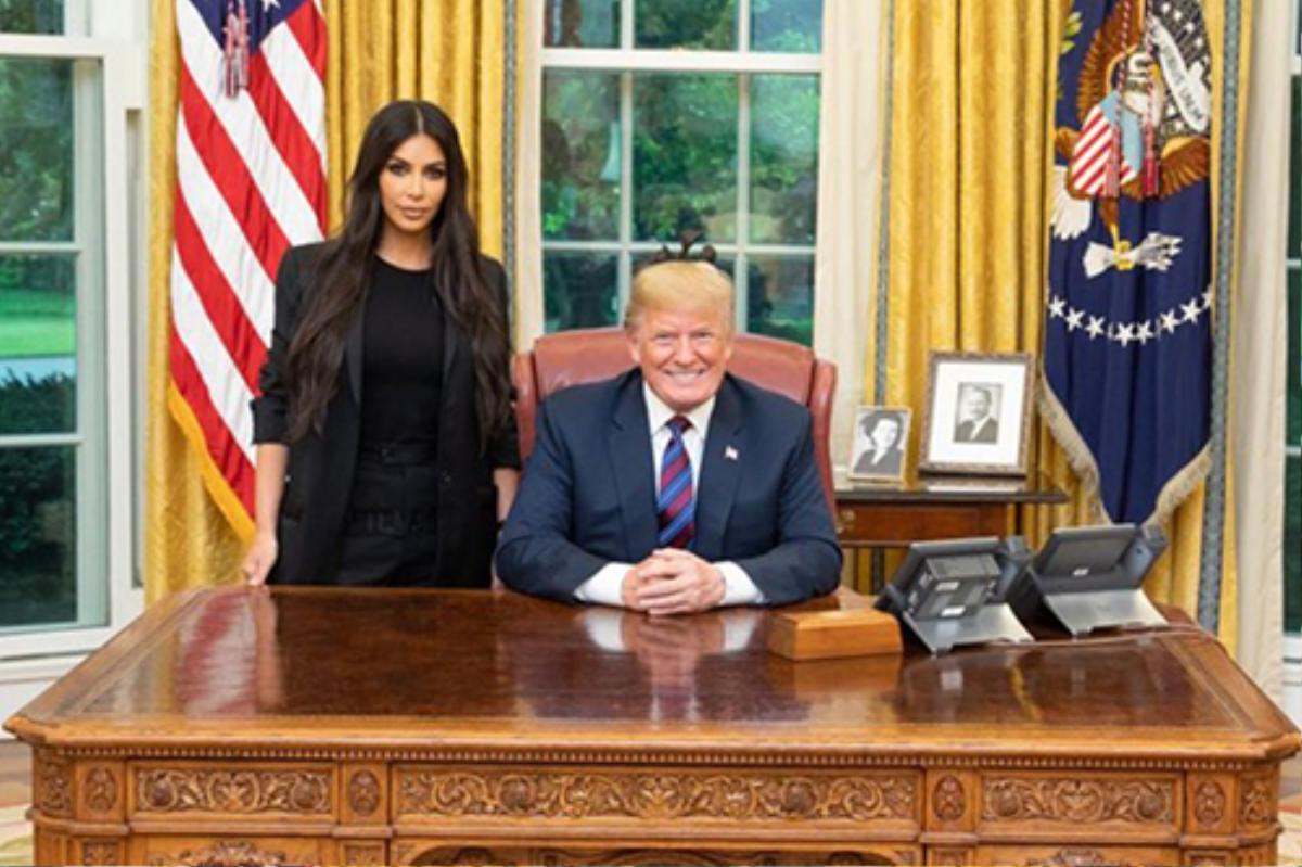 Vừa mới diện suit sang trọng gặp tổng thống Donald Trump xong, Kim Kardashian lại diện đầm ni-lông trong suốt lộ hết cả nội y ra đường! Ảnh 5