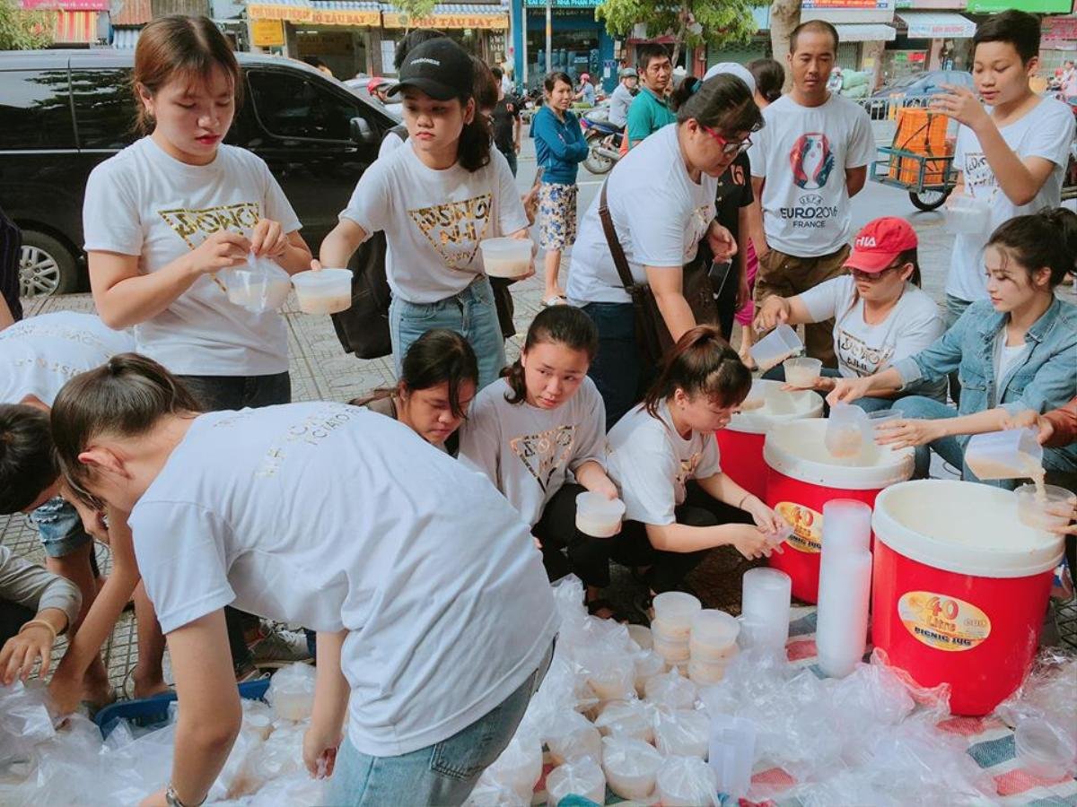 Đông Nhi giản dị, nhiệt tình đi phát cháo từ thiện cùng FC Ảnh 1