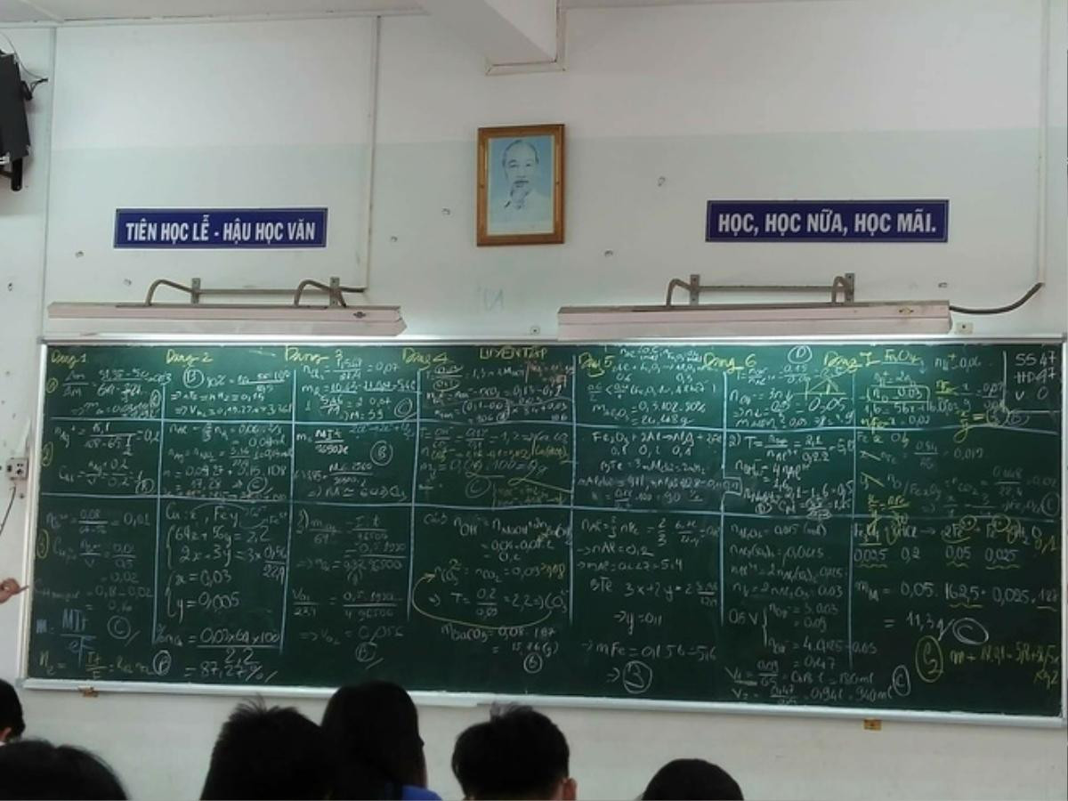 Đếm ngược ngày thi THPT Quốc gia, dân mạng căng thẳng trước câu hỏi đỗ trường nào, khoe ảnh bảng đen kín chữ công thức Toán, Lý, Hóa Ảnh 2