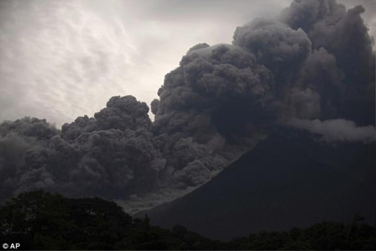 Núi lửa ở Guatemala phun trào tạo cột tro bụi cao gần 10 km, khói nhuộm đen kịt bầu trời Ảnh 2