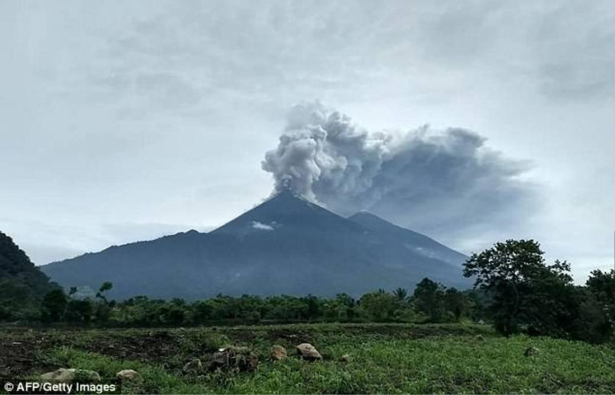 Núi lửa ở Guatemala phun trào tạo cột tro bụi cao gần 10 km, khói nhuộm đen kịt bầu trời Ảnh 3