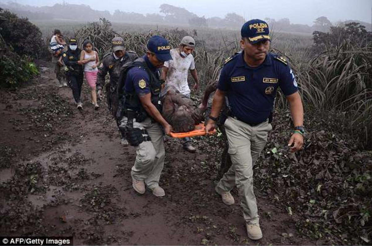 Núi lửa ở Guatemala phun trào tạo cột tro bụi cao gần 10 km, khói nhuộm đen kịt bầu trời Ảnh 8