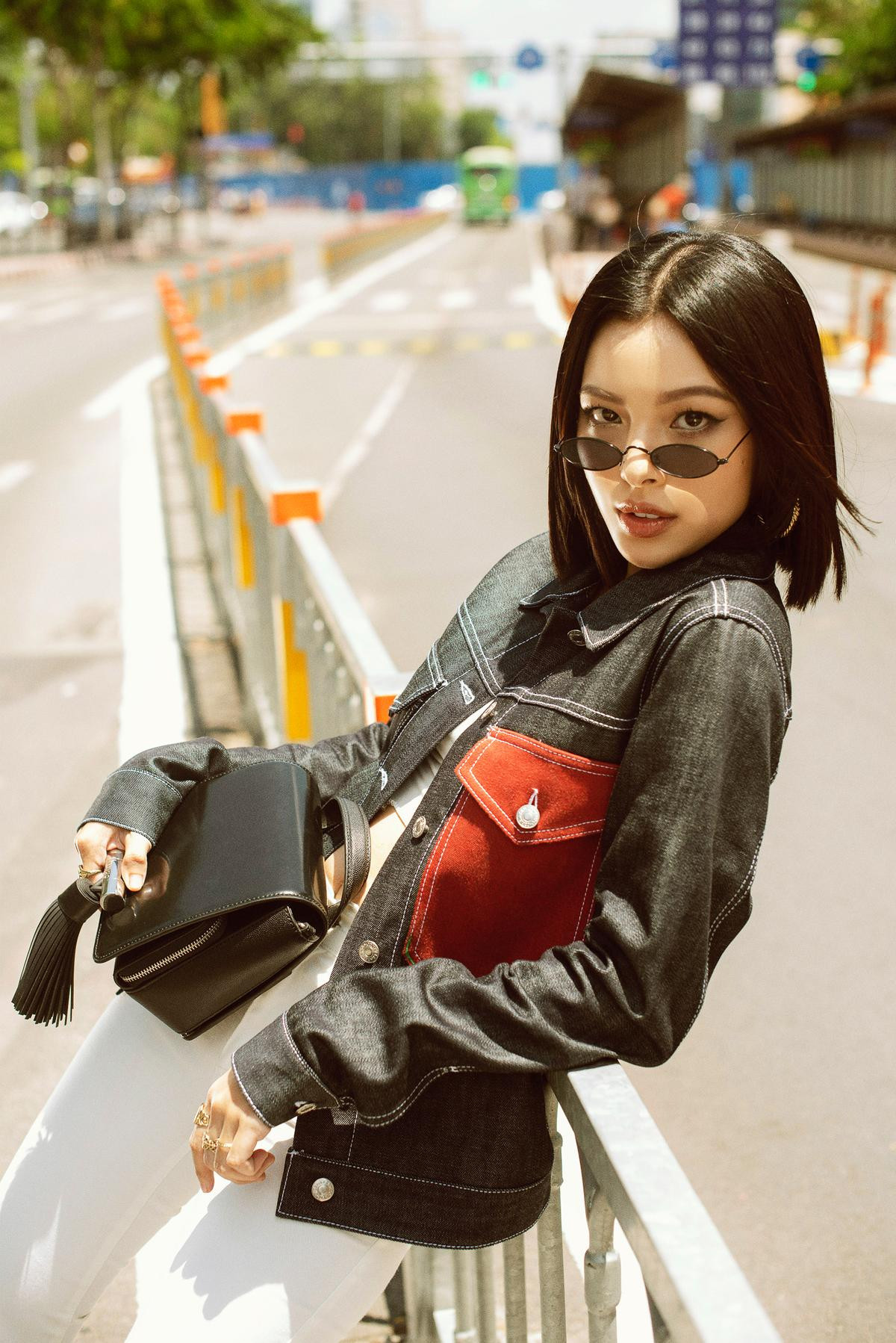 Hết nổi loạn lại 'kool ngầu', Tú Hảo biến hoá tài tình trong bộ ảnh street style Ảnh 6