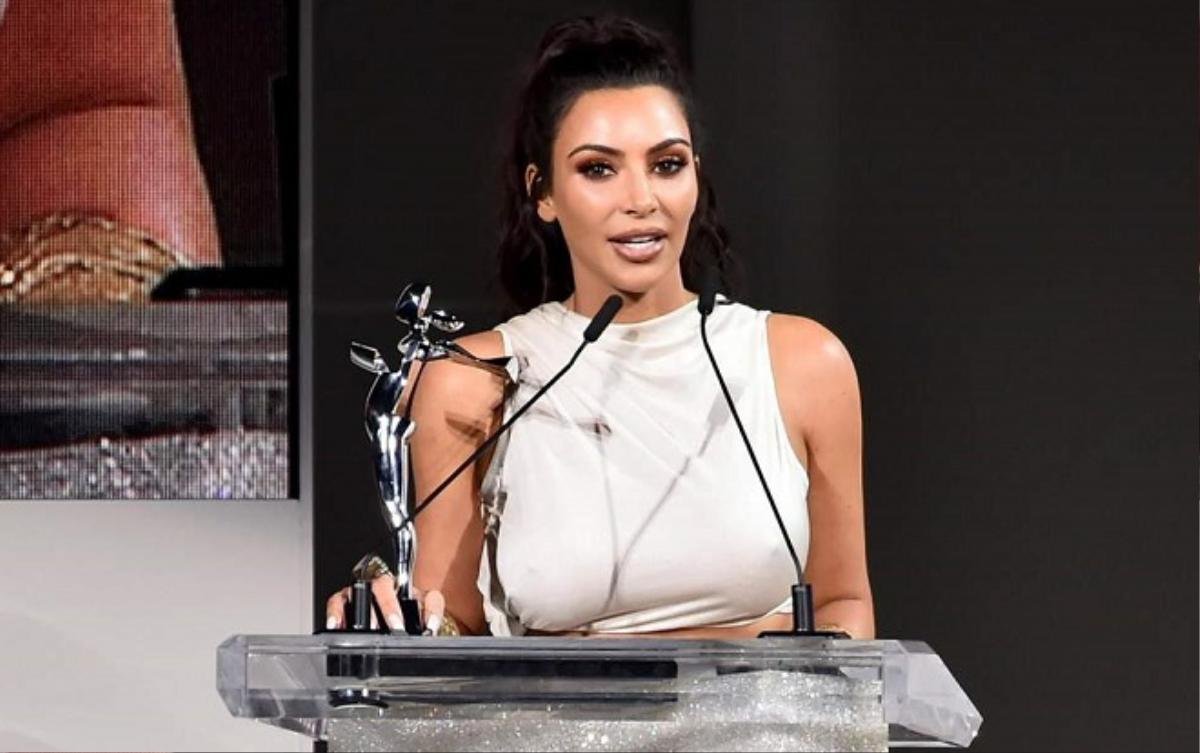 Kim Kardashian West - cô nàng siêu vòng ba và cuộc phá vỡ thành công những tiêu chuẩn làm đẹp thông thường Ảnh 2