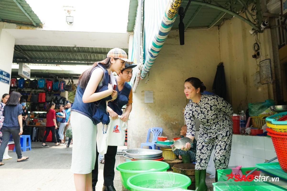 Không còn hình ảnh sang chảnh, Hứa Vĩ Văn - Kỳ Duyên tất bật đi chợ và mặc cả khi mua hàng Ảnh 2