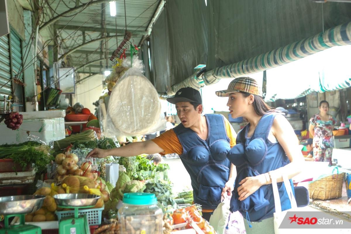 Không còn hình ảnh sang chảnh, Hứa Vĩ Văn - Kỳ Duyên tất bật đi chợ và mặc cả khi mua hàng Ảnh 6