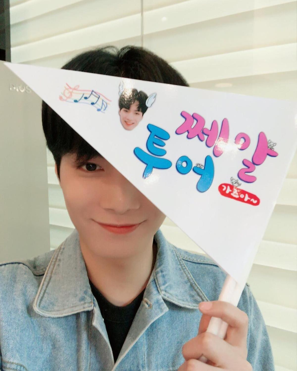 Dù sắp sinh nhật, JR (NU'EST) vẫn bị fan 'bóc mẽ' thẳng tay khi hóa trang xuống phố Ảnh 10