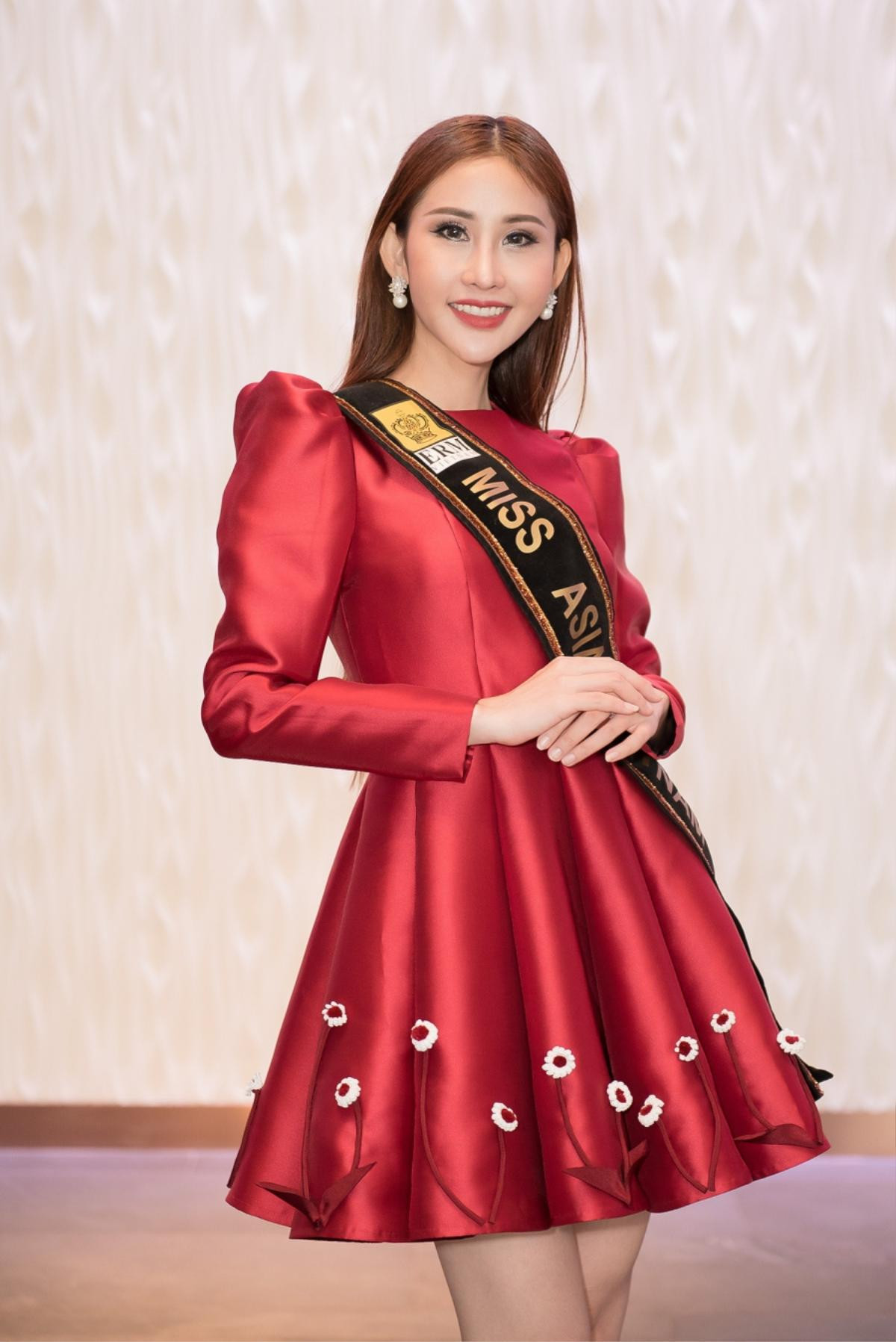 Đại diện Việt Nam tại Miss Asia World 2018 gây xúc động khi kể về quá khứ mồ côi cha mẹ Ảnh 5