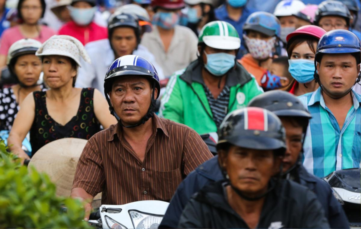 Cây ngã hàng loạt trong giông lốc, giao thông TP HCM rối loạn Ảnh 11