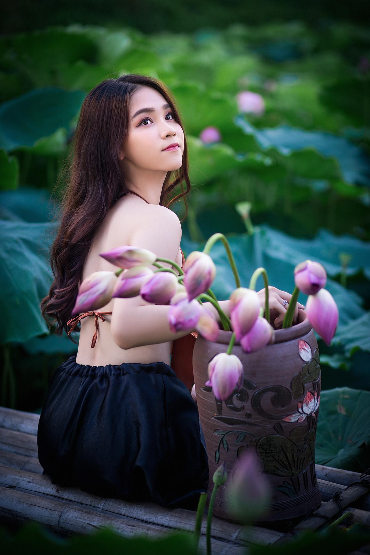 Hotgirl lọt top 3 người đẹp nhất THPT Nguyễn Bỉnh Khiêm khoe lưng trần nóng bỏng bên hoa sen Ảnh 9