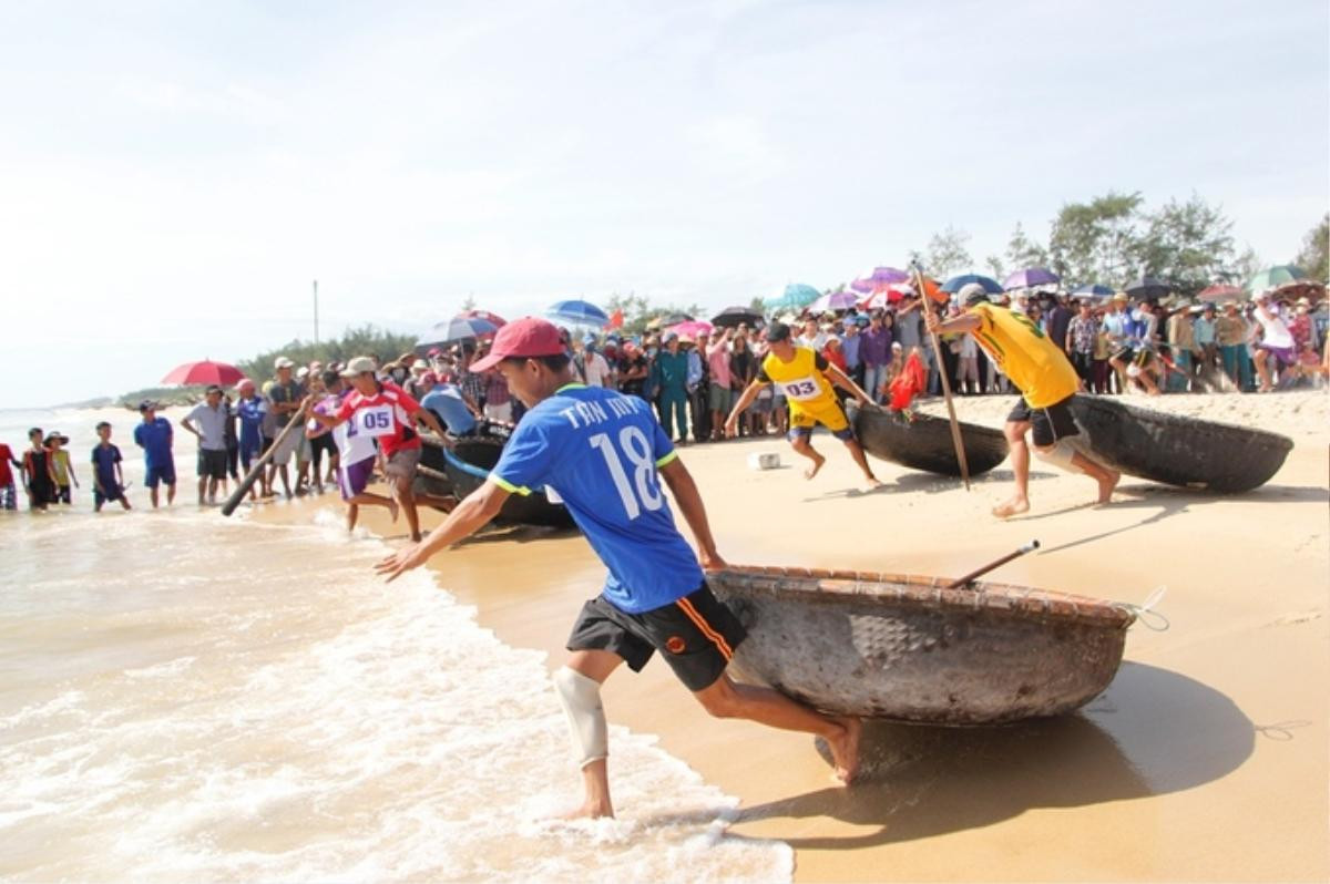 Ngư dân Huế đua tài chèo thuyền thúng trên biển Ảnh 1