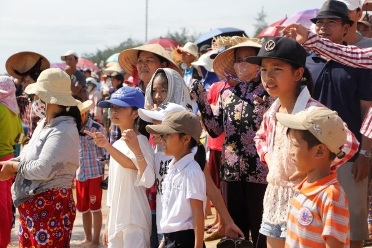 Ngư dân Huế đua tài chèo thuyền thúng trên biển Ảnh 8