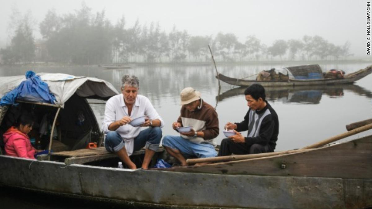 Những hình ảnh đáng nhớ về Anthony Bourdain - đầu bếp 'phải lòng' ẩm thực Việt Ảnh 3