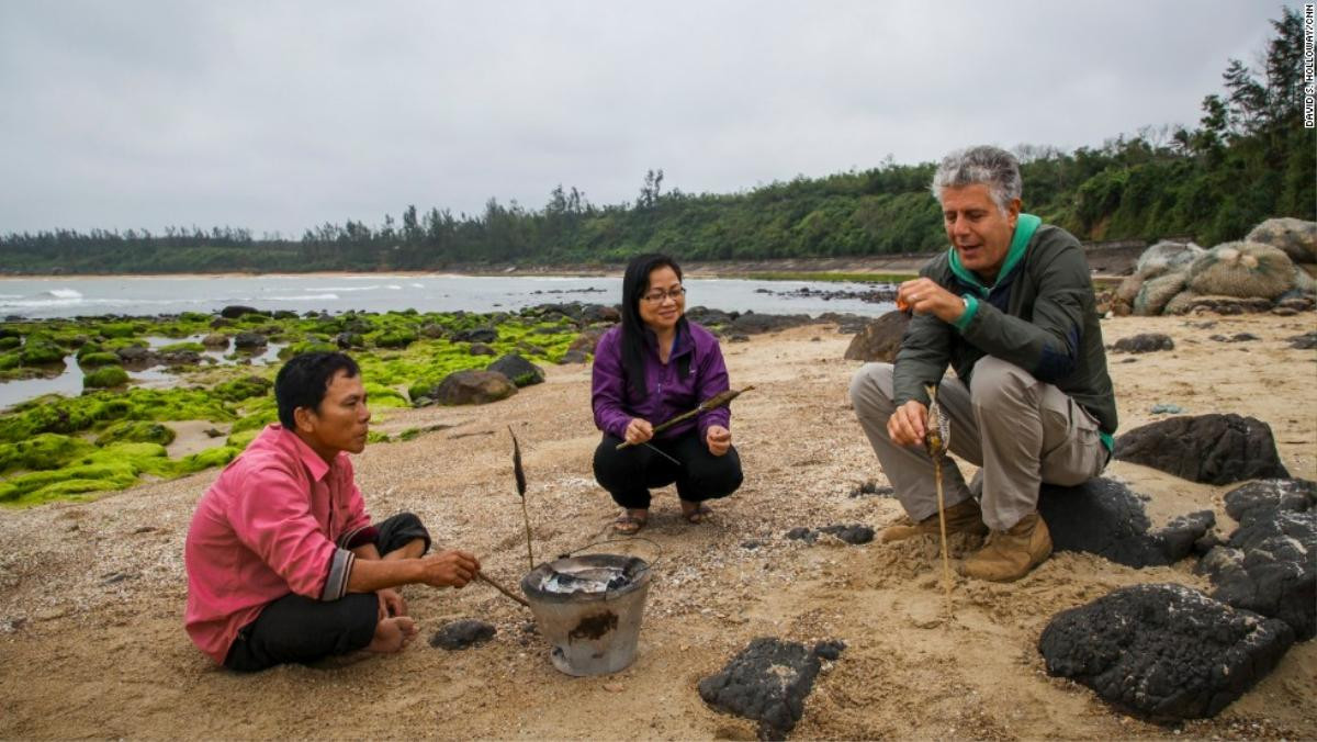 Những hình ảnh đáng nhớ về Anthony Bourdain - đầu bếp 'phải lòng' ẩm thực Việt Ảnh 4