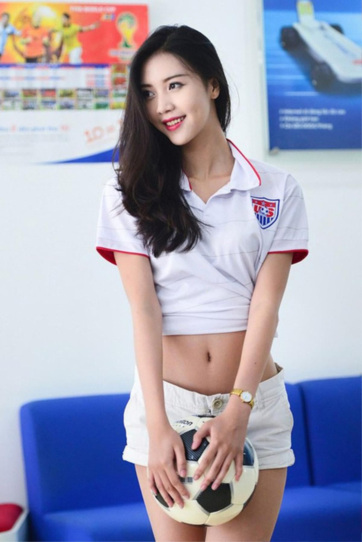 Hot girl 'Nóng cùng World Cup' thay đổi ngoạn mục sau 4 năm Ảnh 1