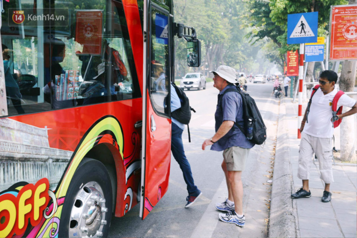 'Đìu hiu' khách Việt nhưng xe buýt 2 tầng ở Hà Nội vẫn khiến nhiều khách nước ngoài xếp hàng dài mua vé trải nghiệm Ảnh 5