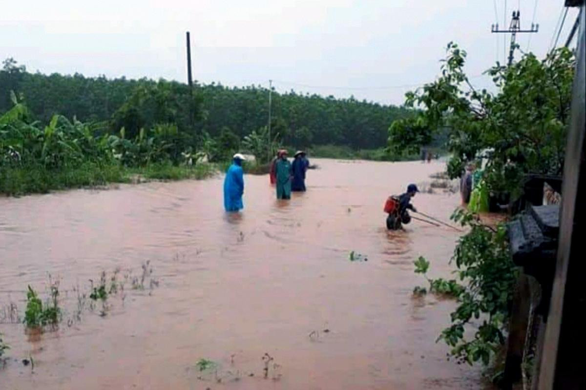 Lũ lớn nhấn chìm hàng chục ngôi nhà, cuốn trôi nhiều tài sản Ảnh 1