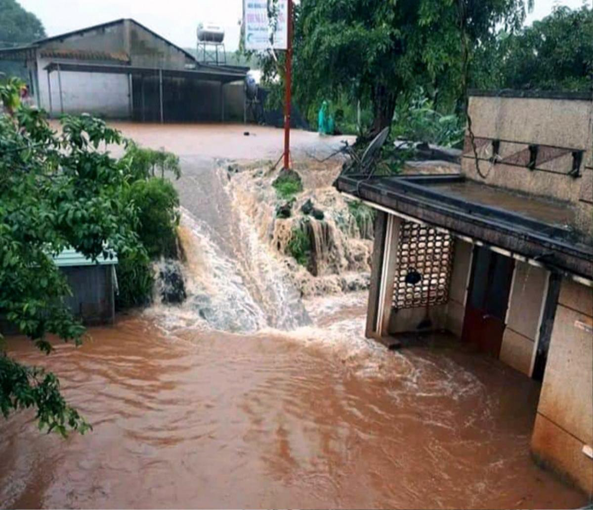 Lũ lớn nhấn chìm hàng chục ngôi nhà, cuốn trôi nhiều tài sản Ảnh 3