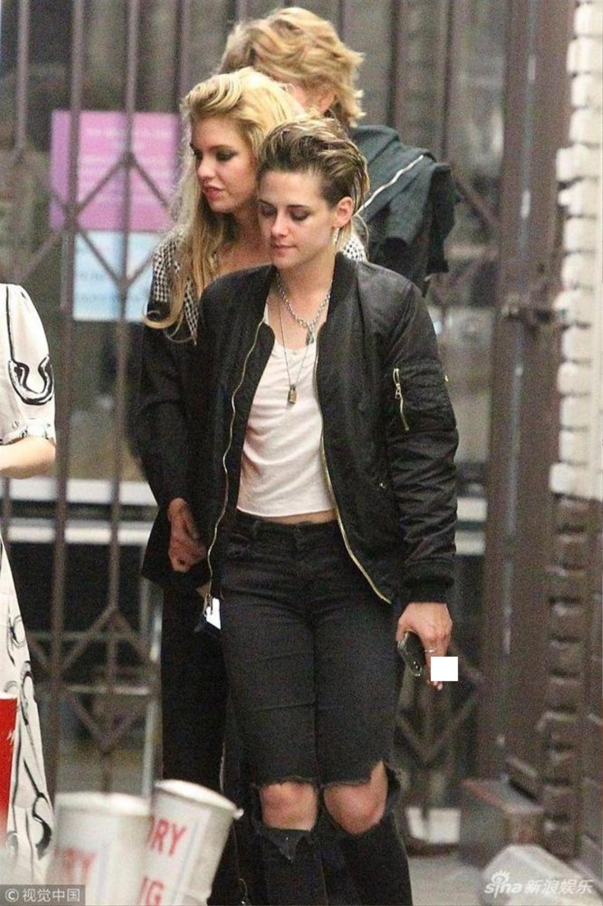 Kristen Stewart cực ngầu khi xuất hiện cùng bạn gái đồng tính trên phố Ảnh 2