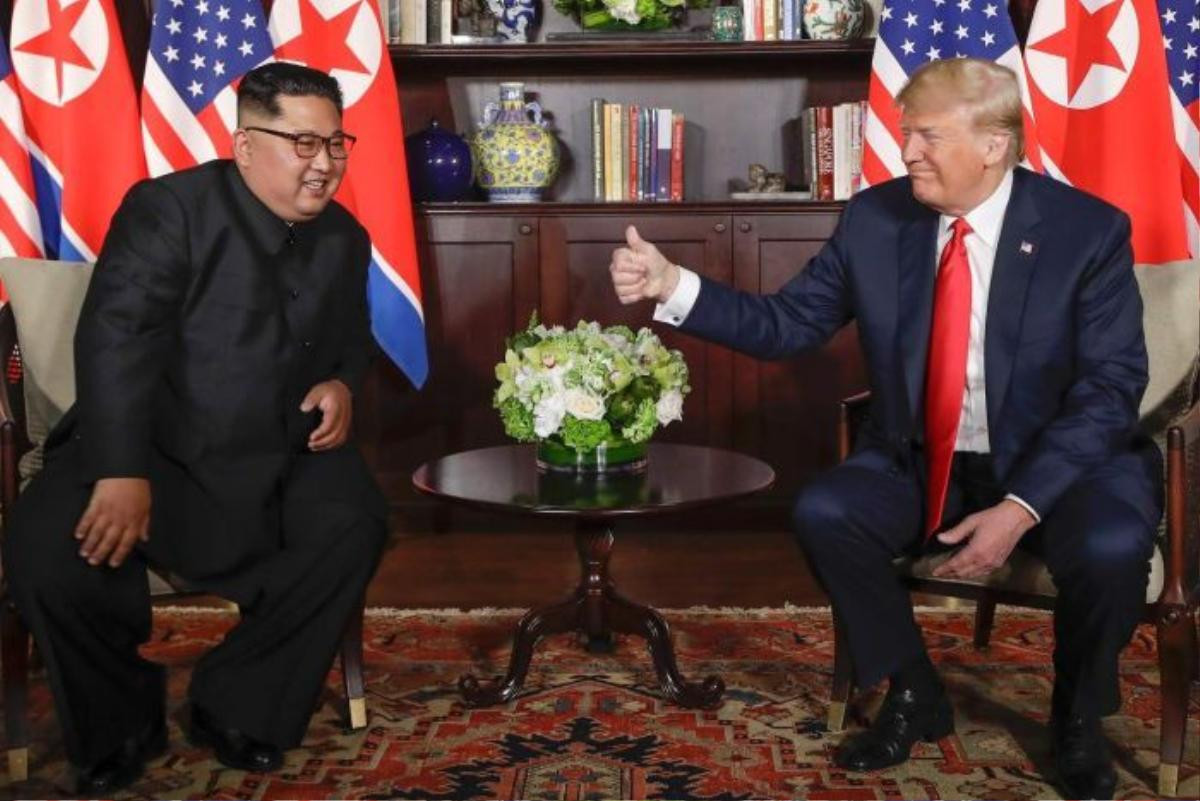 Kim Jong-un chào Trump bằng tiếng Anh, Tổng thống Mỹ giơ ngón cái tỏ sự thích thú Ảnh 1