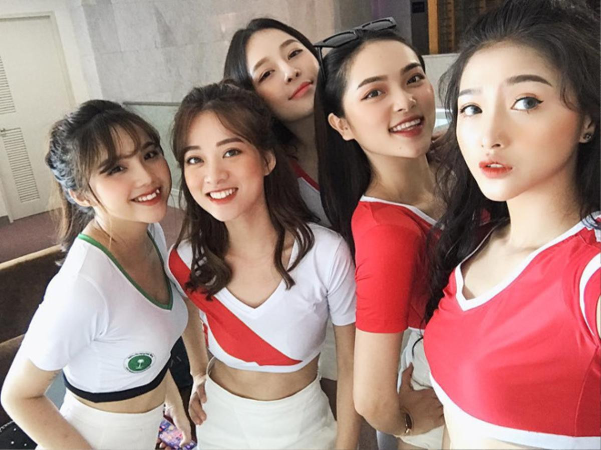 Dàn hot girl Việt cổ vũ World Cup 2018: Nóng hơn bao giờ hết Ảnh 1