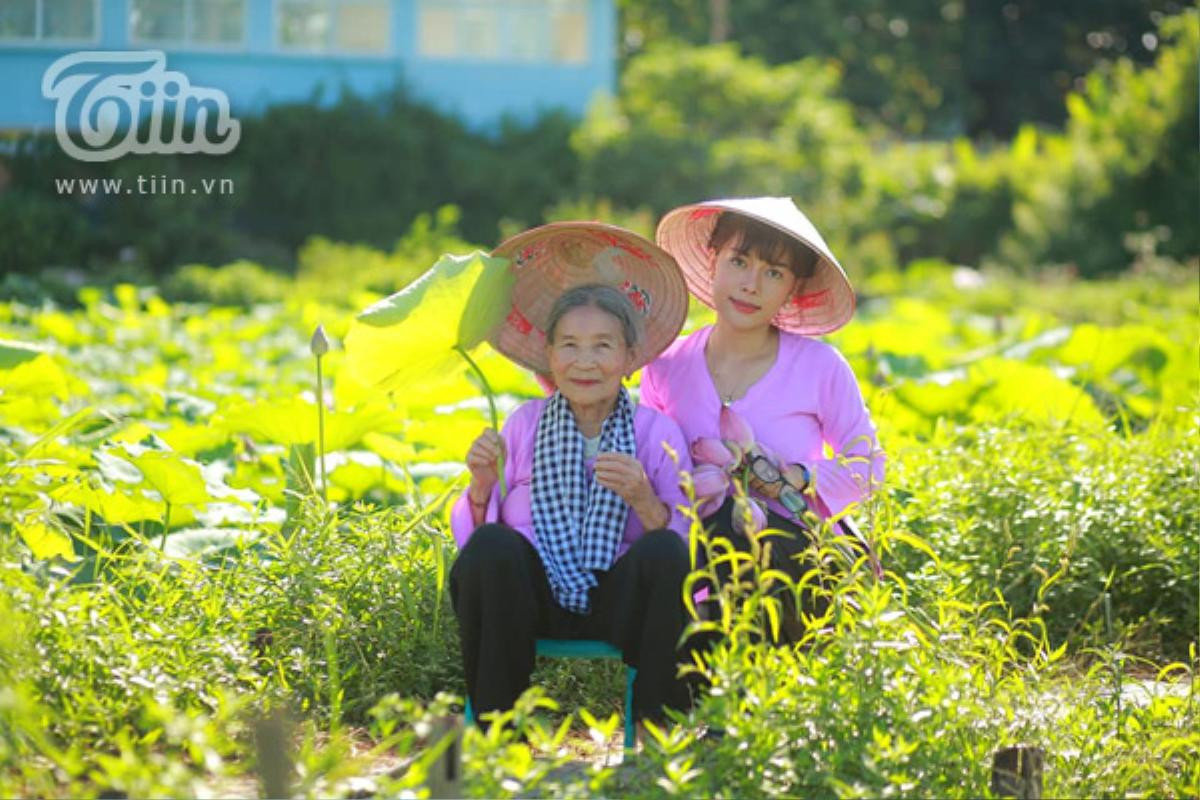 Cụ bà 'xì tin' 90 tuổi vẫn thích chụp ảnh cùng hoa, làm cuốn sổ ghi lại các bài thơ tự sáng tác Ảnh 2