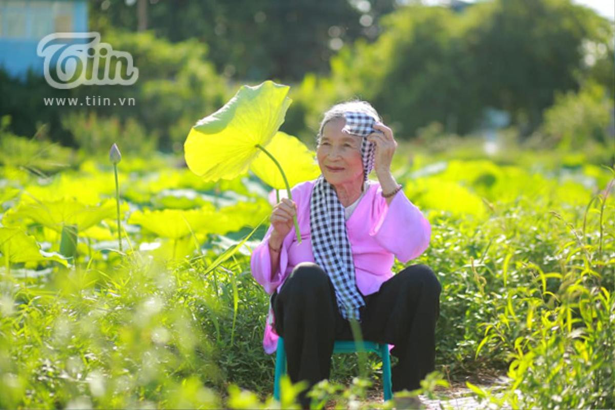 Cụ bà 'xì tin' 90 tuổi vẫn thích chụp ảnh cùng hoa, làm cuốn sổ ghi lại các bài thơ tự sáng tác Ảnh 5