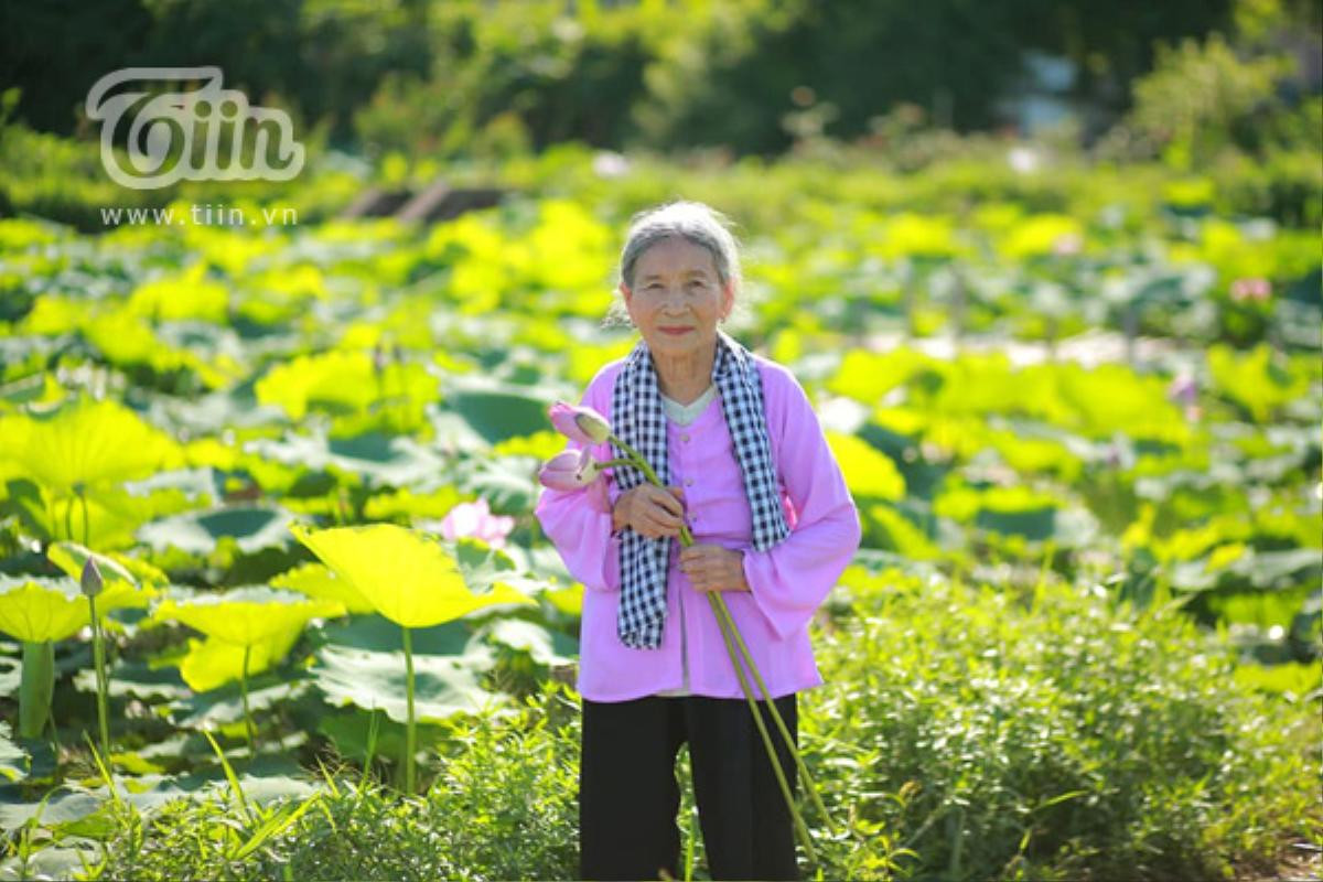 Cụ bà 'xì tin' 90 tuổi vẫn thích chụp ảnh cùng hoa, làm cuốn sổ ghi lại các bài thơ tự sáng tác Ảnh 6