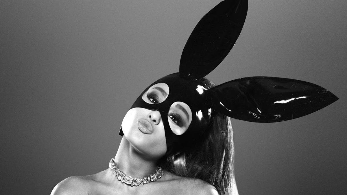 Dangerous Woman ‘nguy hiểm' như đúng cái tên của mình với tuần thứ 100 trên Billboard 200! Ảnh 2