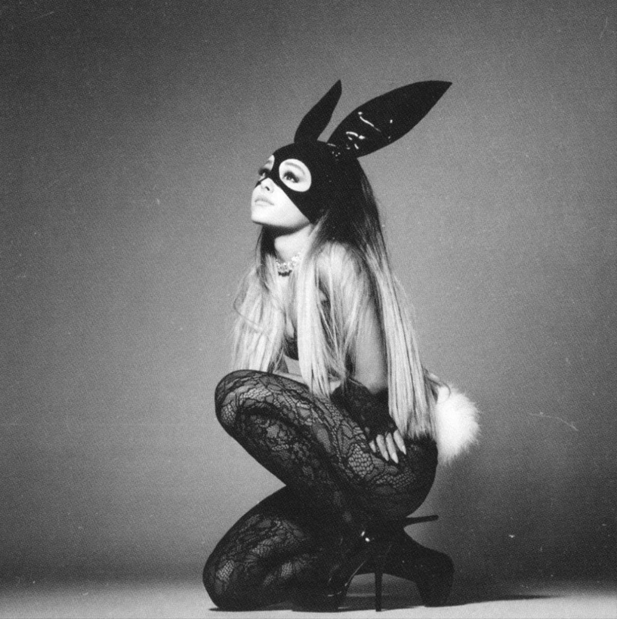 Dangerous Woman ‘nguy hiểm' như đúng cái tên của mình với tuần thứ 100 trên Billboard 200! Ảnh 7