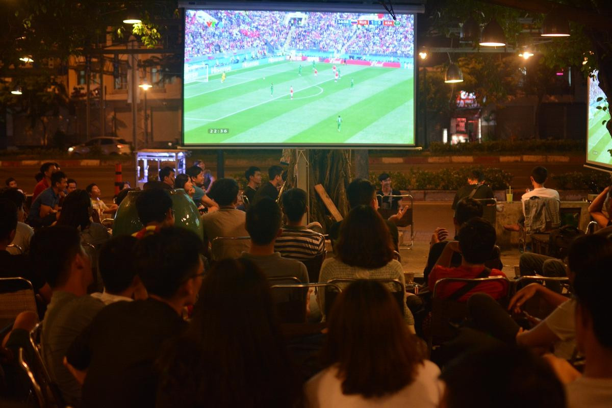 Nhộn nhịp mùa World Cup, nhiều quán cafe ở Sài Gòn chiếu màn ảnh rộng cho hàng trăm khách Ảnh 9