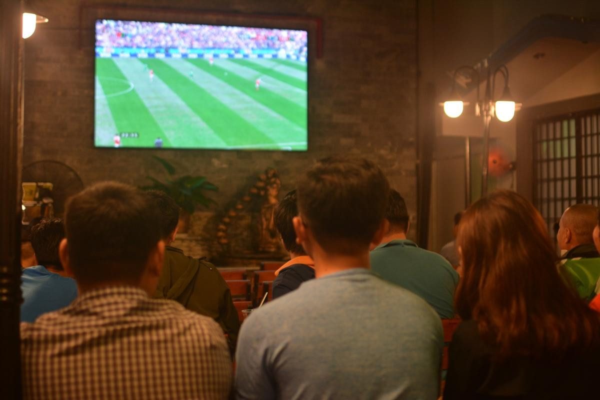 Nhộn nhịp mùa World Cup, nhiều quán cafe ở Sài Gòn chiếu màn ảnh rộng cho hàng trăm khách Ảnh 1