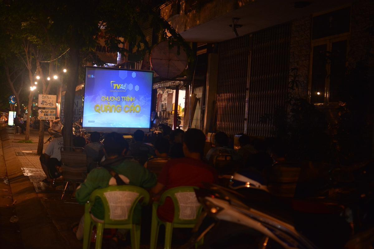 Nhộn nhịp mùa World Cup, nhiều quán cafe ở Sài Gòn chiếu màn ảnh rộng cho hàng trăm khách Ảnh 7