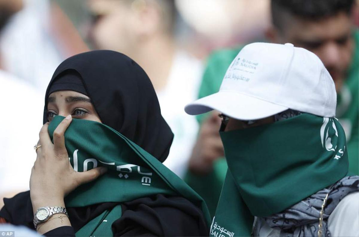 Muôn màu World Cup: Fan nữ Nga hở táo bạo, Saudi Arabia 'kín như bưng' Ảnh 7