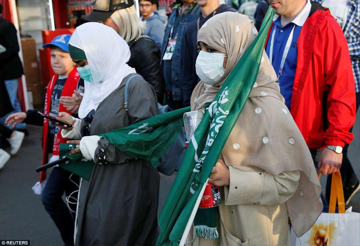 Muôn màu World Cup: Fan nữ Nga hở táo bạo, Saudi Arabia 'kín như bưng' Ảnh 3