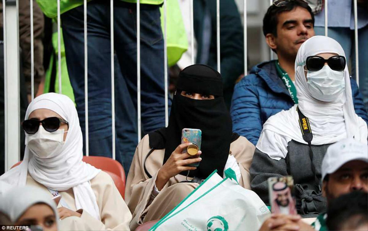 Muôn màu World Cup: Fan nữ Nga hở táo bạo, Saudi Arabia 'kín như bưng' Ảnh 5