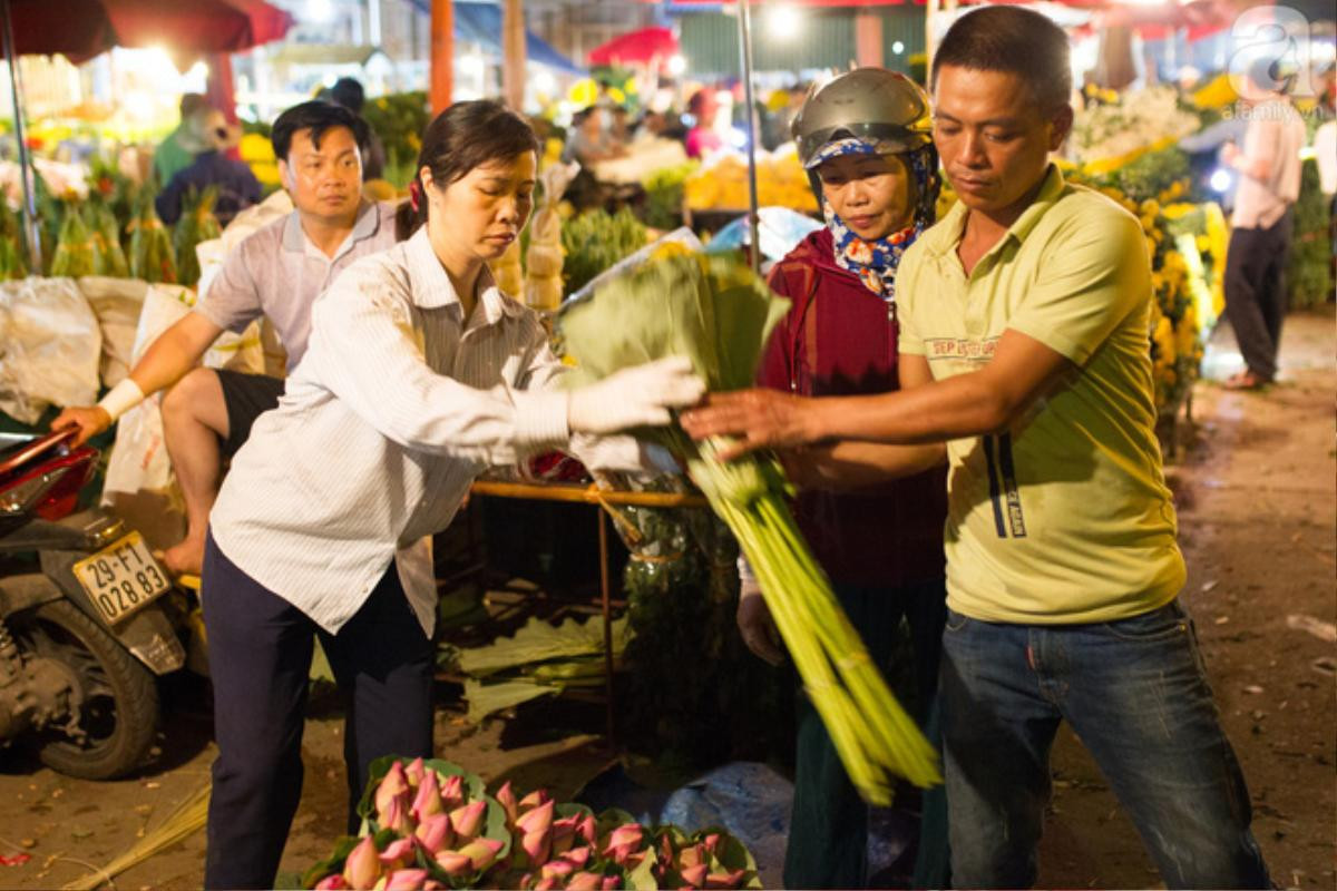 Những ngày đầu tháng 6, chợ hoa Quảng Bá có thêm hương sắc của cả ngàn bông sen Ảnh 8