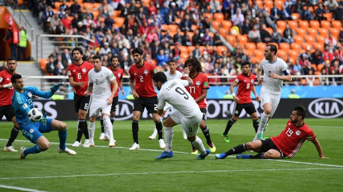 Uruguay phá lời nguyền thế kỷ trong ngày Salah xem Suarez đá cực dở Ảnh 1