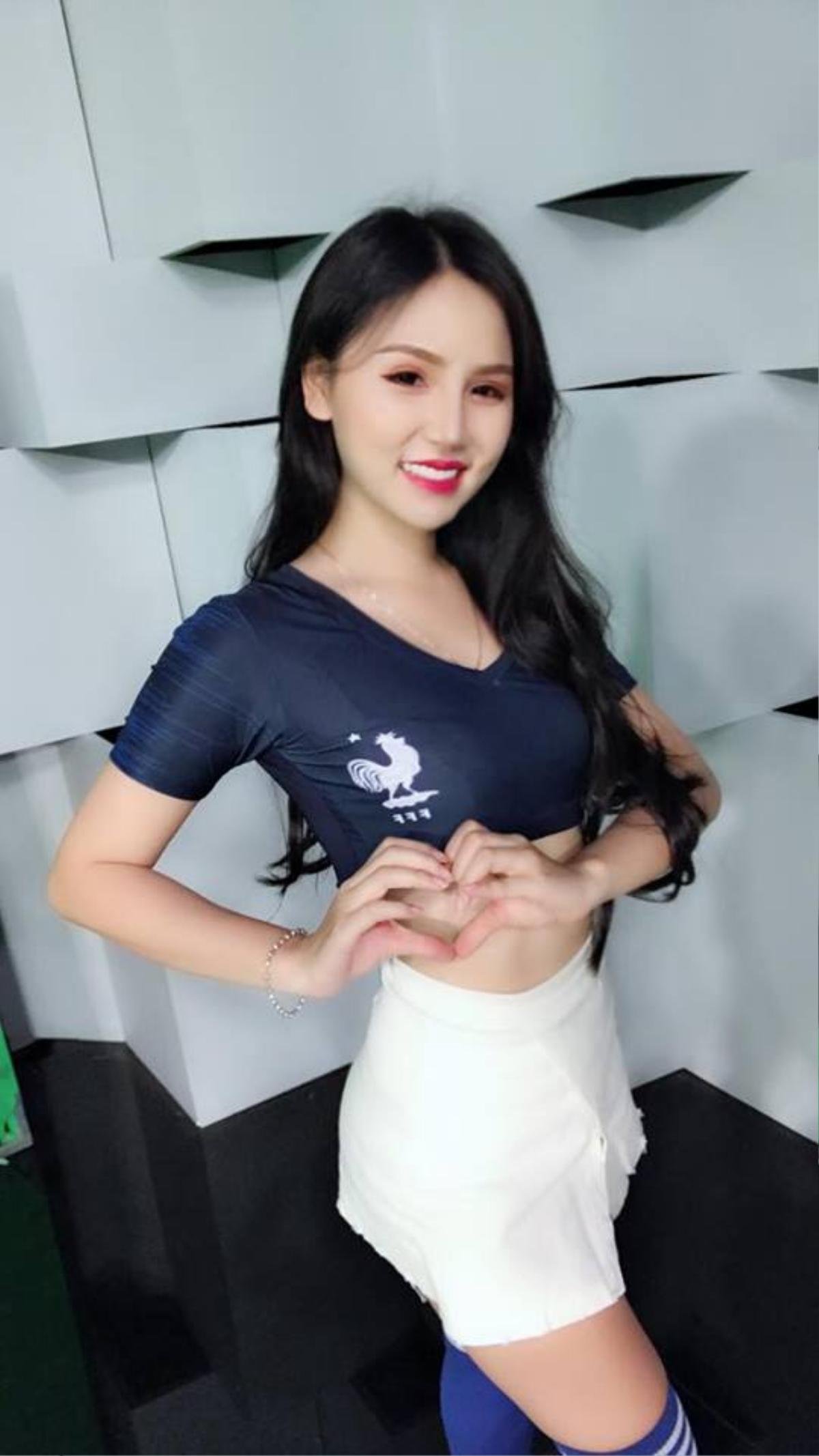 Danh tính hot girl 'tiếp lửa' cho tuyển Pháp ở World Cup 2018 Ảnh 4