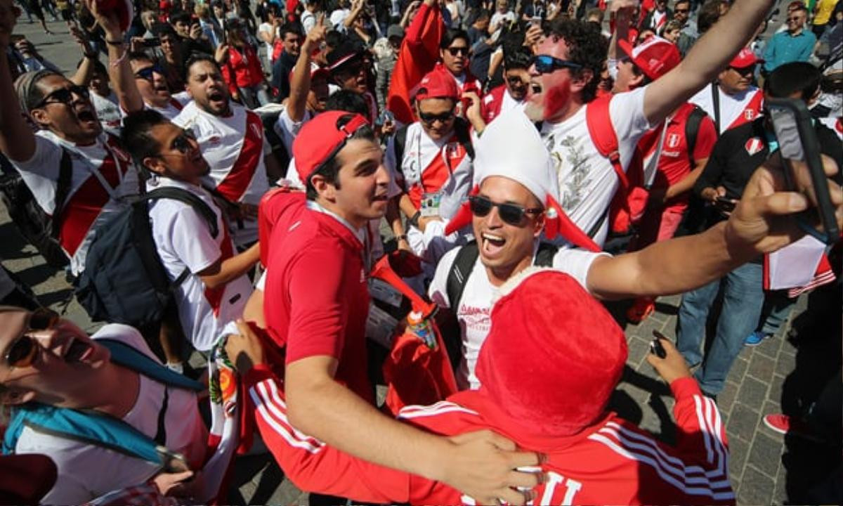 Fan 'cuồng' World Cup cố tăng cân để có vé VIP, ăn bánh quy qua ngày hay sẵn sàng bỏ việc Ảnh 1