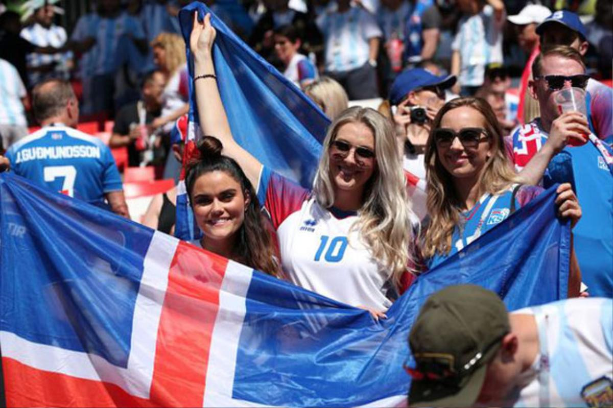 'Cân đo' nhan sắc của CĐV nữ Argentina và Iceland Ảnh 8