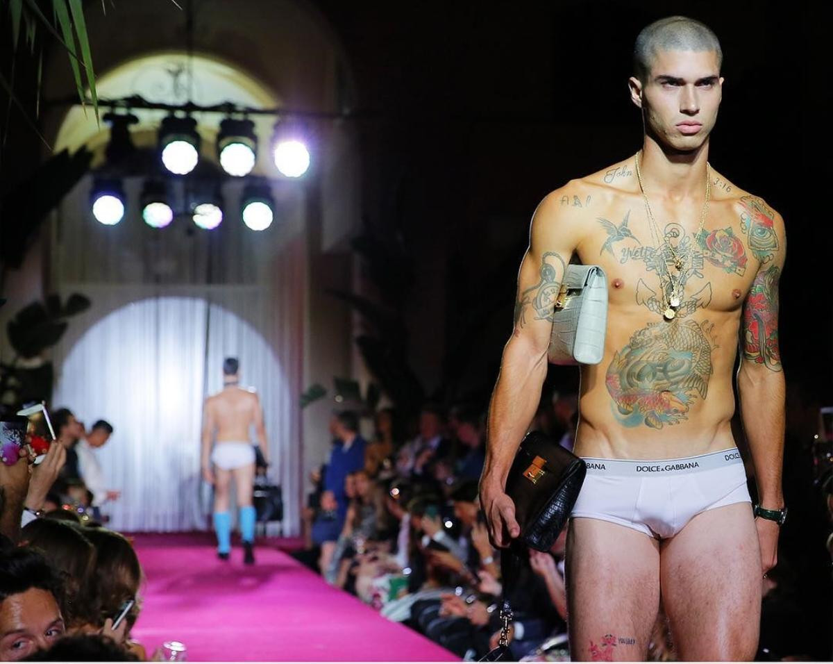 Thon thót tim trước những màn 'mát mẻ' của mẫu nam tại Dolce&Gabbana Men's Fashion Show Ảnh 1