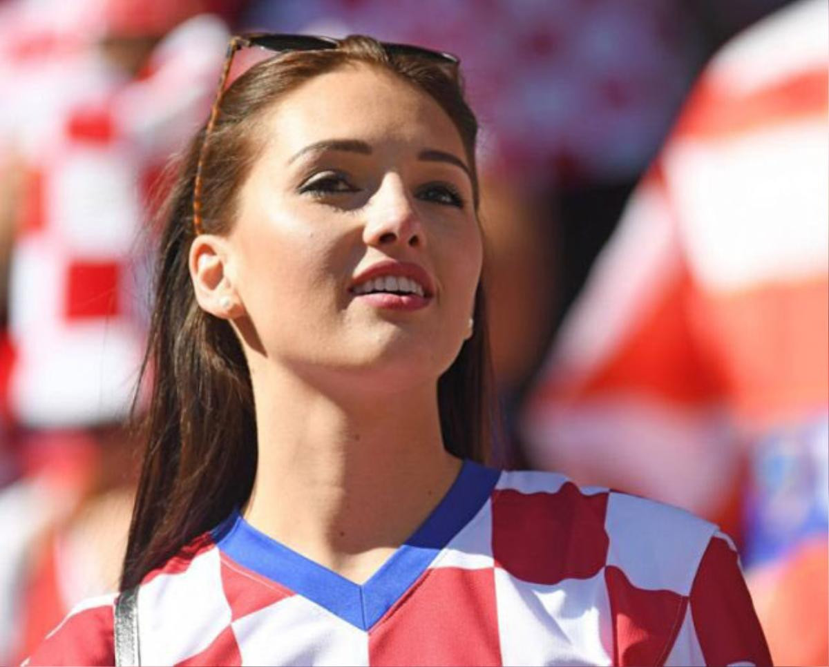 ‘Quên lối về’ vì nhan sắc CĐV nữ Croatia Ảnh 1