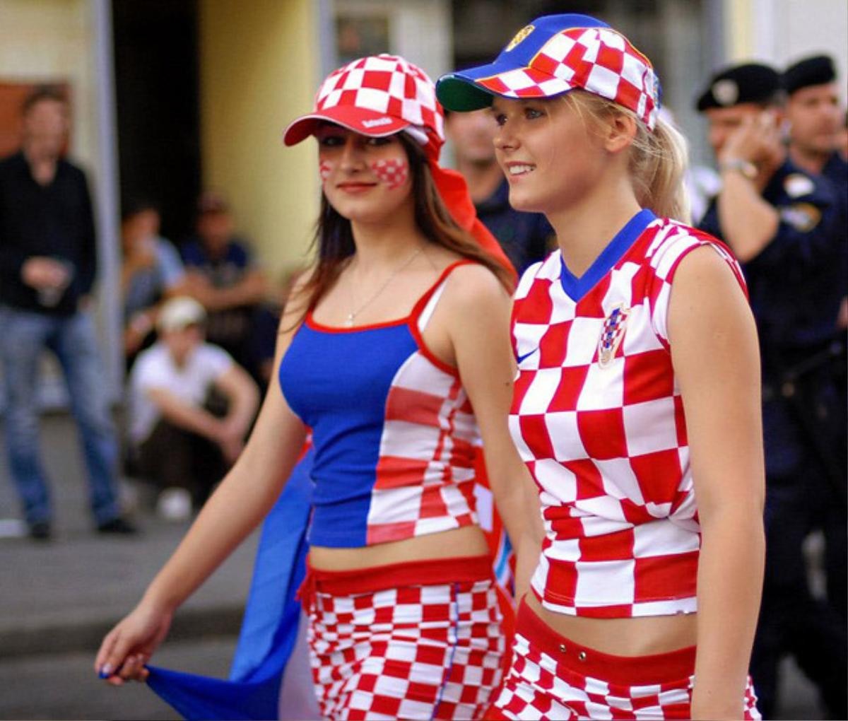 ‘Quên lối về’ vì nhan sắc CĐV nữ Croatia Ảnh 10