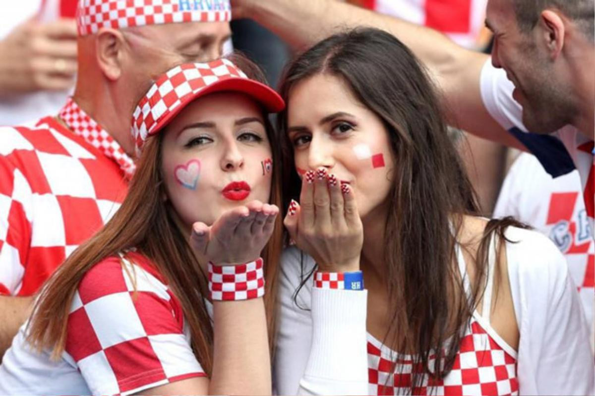 ‘Quên lối về’ vì nhan sắc CĐV nữ Croatia Ảnh 3