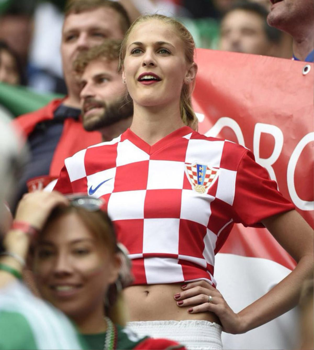 ‘Quên lối về’ vì nhan sắc CĐV nữ Croatia Ảnh 4