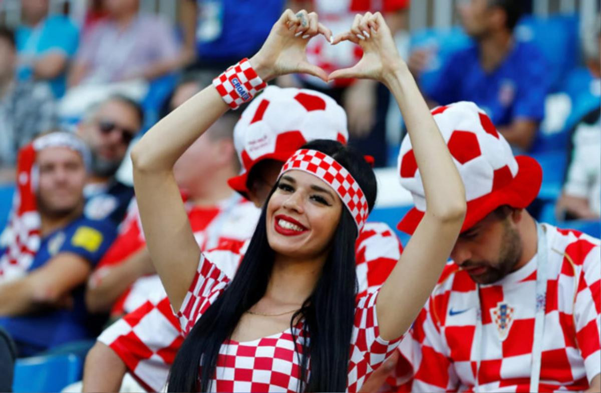 ‘Quên lối về’ vì nhan sắc CĐV nữ Croatia Ảnh 5